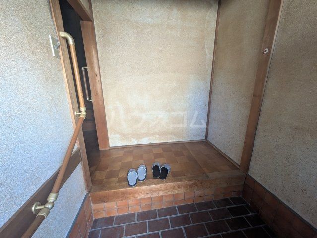 八阪町戸建の玄関写真