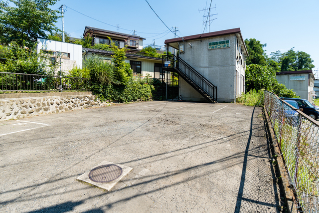 【ベルグコーポ２号棟の駐車場】