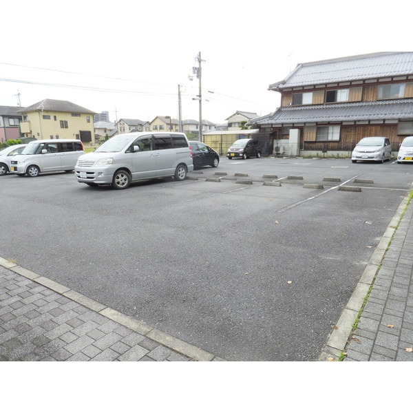 【近江八幡市鷹飼町北のマンションの駐車場】