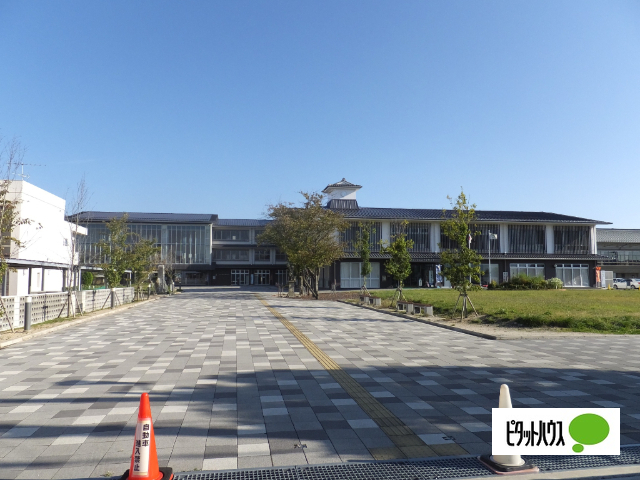 【近江八幡市鷹飼町北のマンションの小学校】