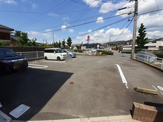 【アベニュー諏訪の駐車場】