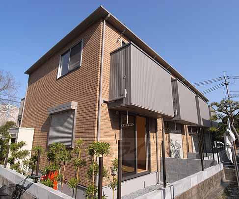 京都市伏見区深草大島屋敷町のアパートの建物外観