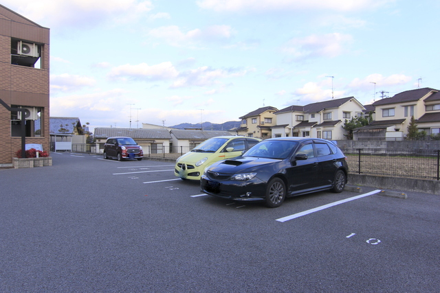 【伊予市米湊のアパートの駐車場】