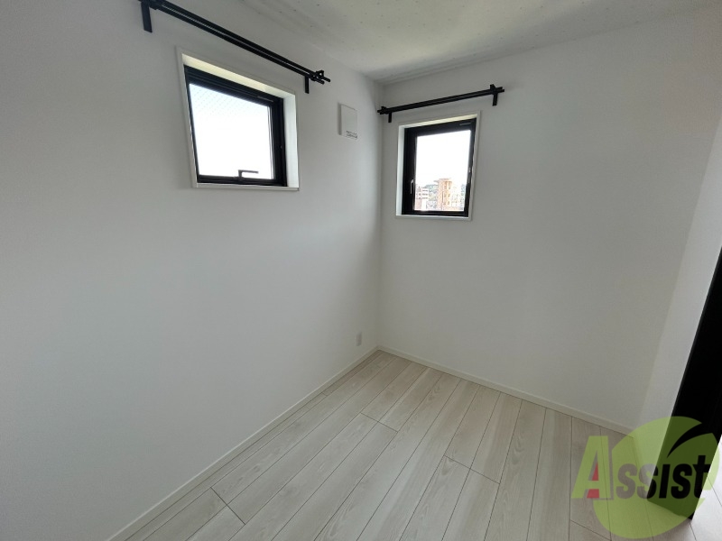 その他部屋・スペース　窓が２つ付いていることで日差しが入り明るいです。