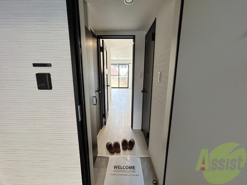 玄関　玄関を開けた先には窓があり、玄関まで明るく照らしてくれます。