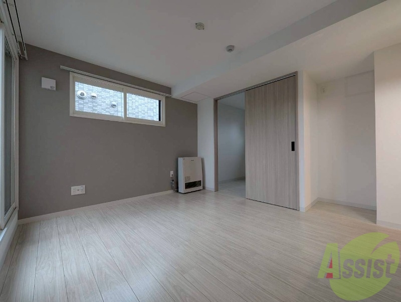 居室・リビング　木目のフローリングは落ち着きのある印象のお部屋になりますね。