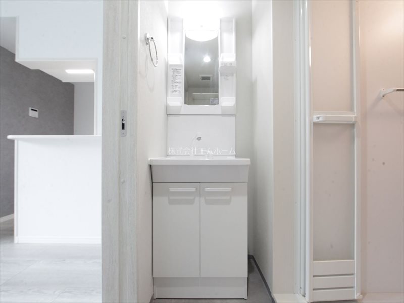 洗面設備　脱衣所　独立洗面台（シャンプードレッサー付）収納スペース有