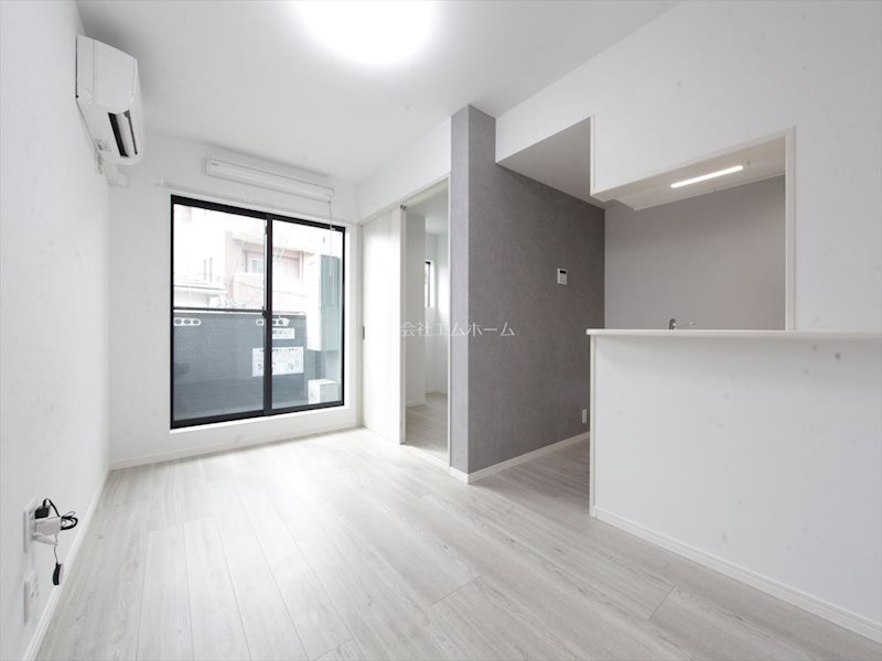 居室・リビング　LDK9.6帖　エアコン完備　バルコニーに面しています