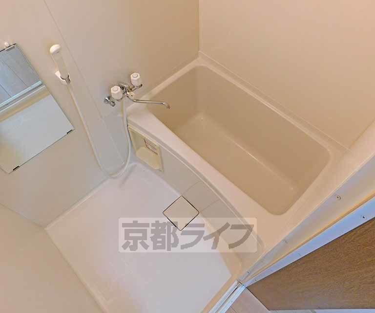 バス・シャワールーム　鏡付きのお風呂です。