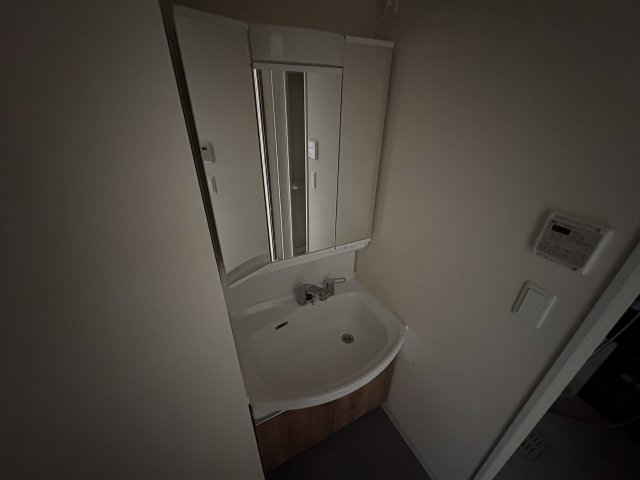 洗面設備　明るい洗面所です