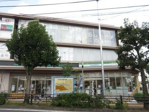 コンビニ　ファミリーマート/梶が谷駅南店（コンビニ）まで110m