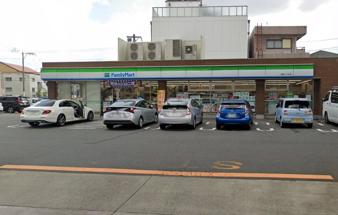 コンビニ　ファミリーマート 城西三丁目店（コンビニ）まで401m