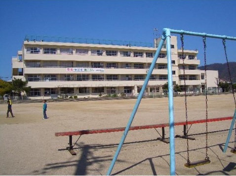 小学校　大東市立三箇小学校（小学校）まで700m