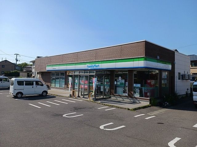 コンビニ　ファミリーマート新屋日吉町店（コンビニ）まで684m