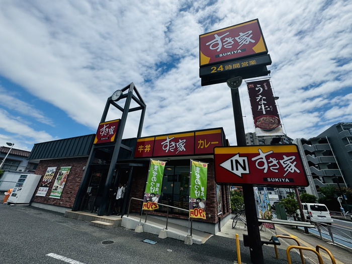 飲食店　すき家（飲食店）まで141m