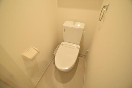 トイレ　トイレの上に棚付きです
