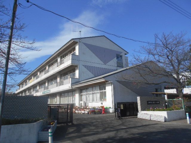 【三郷市早稲田のマンションの小学校】