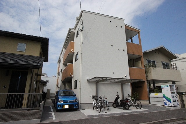 広島市南区東雲のアパートの建物外観