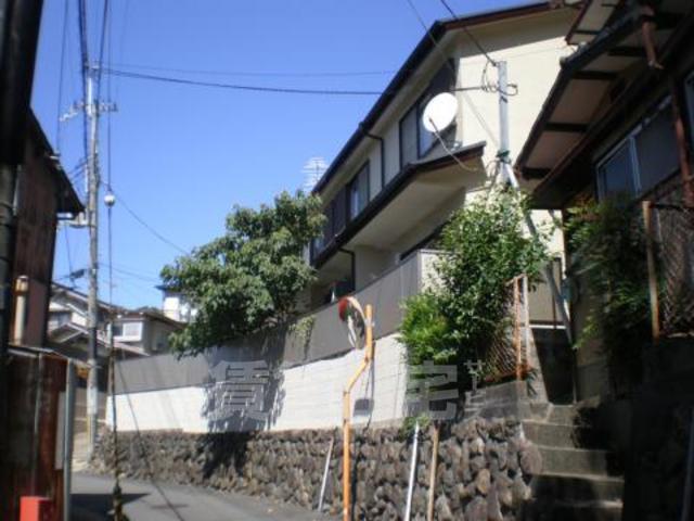 京都市山科区御陵別所町のアパートの建物外観