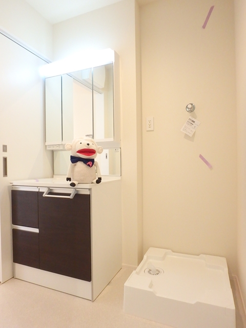 洗面設備　●朝の準備もラクラク　快適な独立洗面スペースあり。