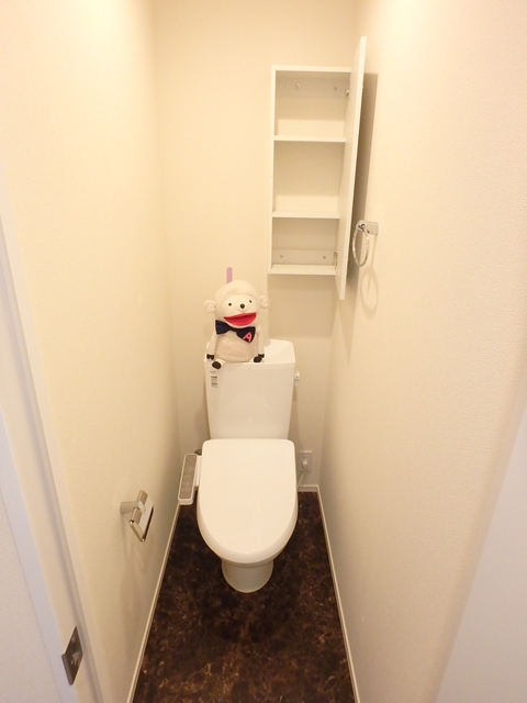 トイレ　●温水洗浄暖房便座付きの快適なトイレスペース。