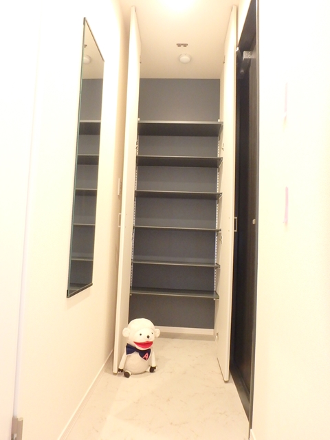 玄関　●マルチシューズクロークで、玄関回りもスッキリ。