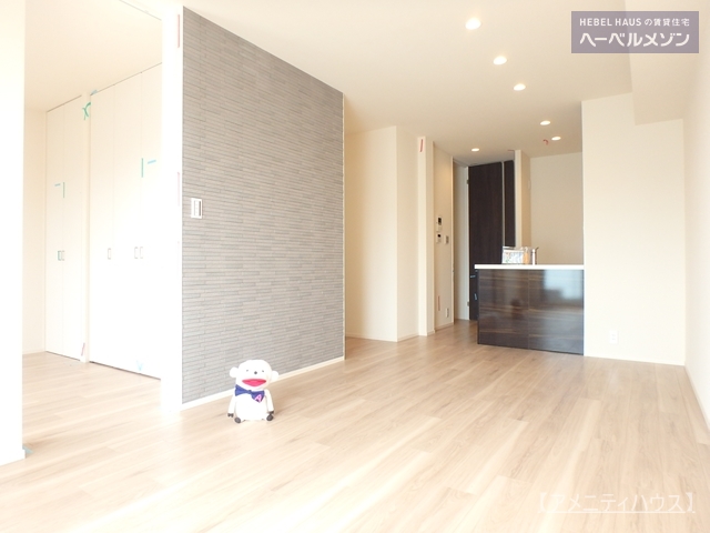 居室・リビング　●バルコニー側からリビングスペースを撮影。