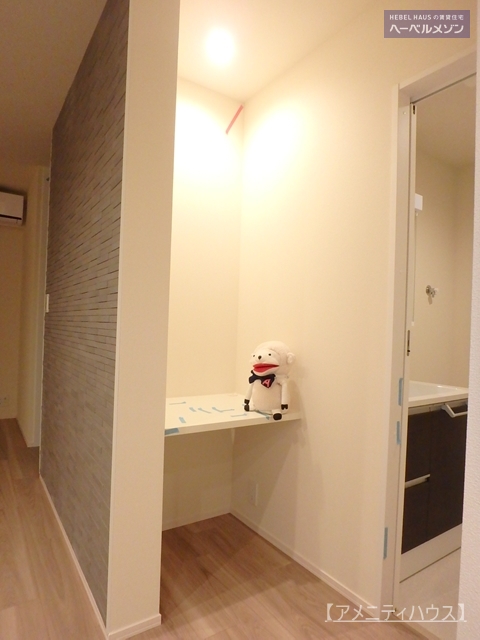 その他部屋・スペース　●テレワークにちょうどいいかんじのカウンターデスク。