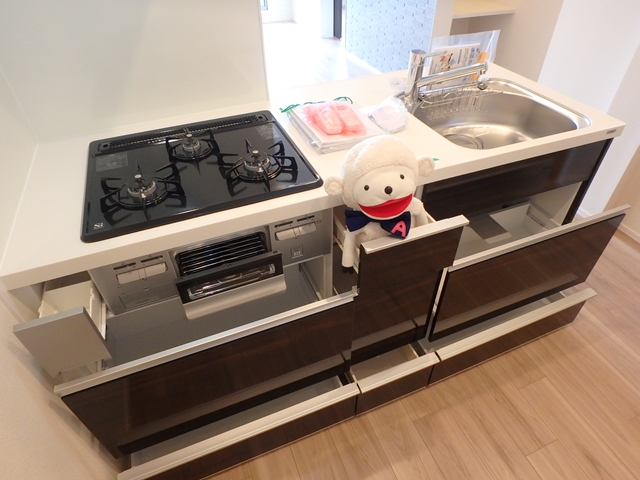 キッチン　●３口ガスコンロ・グリル付きのシステムキッチン。