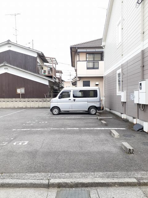 【松山市愛光町のアパートの駐車場】