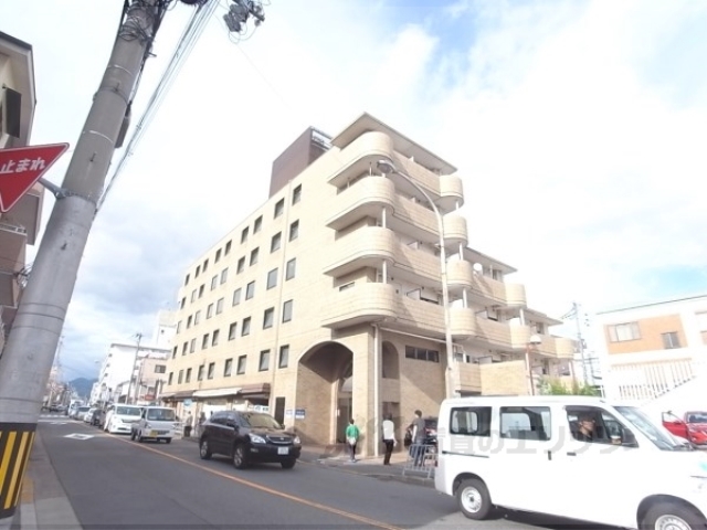 京都市西京区山田車塚町のマンションの建物外観