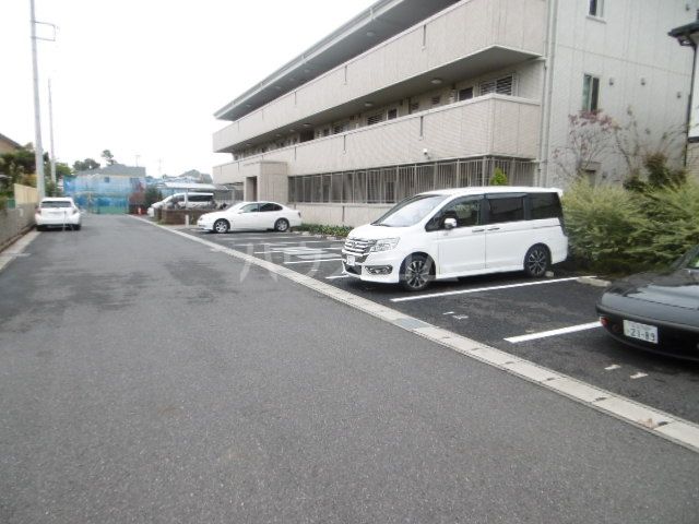 【松戸市高塚新田のマンションの駐車場】