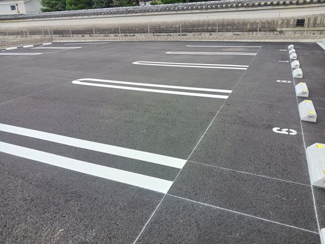 【コンフォール園部の駐車場】