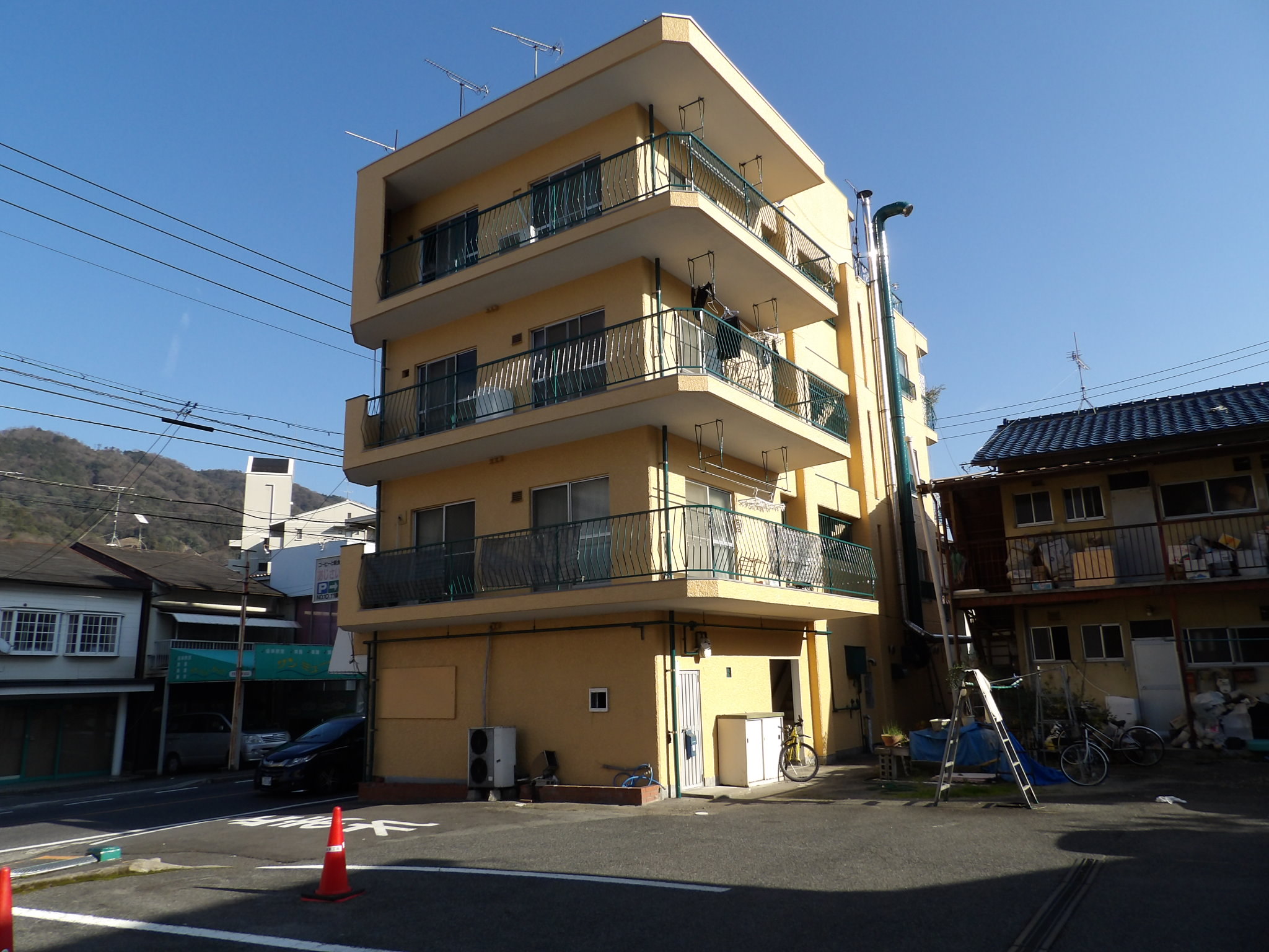 広島市東区戸坂出江のマンションの建物外観