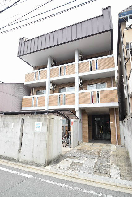 京都市上京区三条殿町のマンションの建物外観