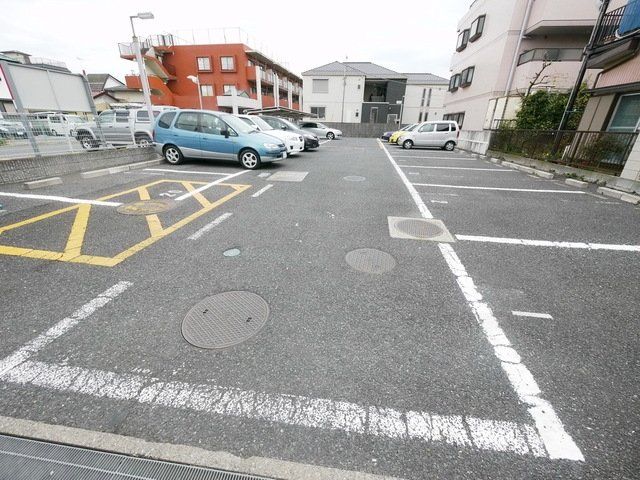 【さいたま市北区東大成町のマンションの駐車場】