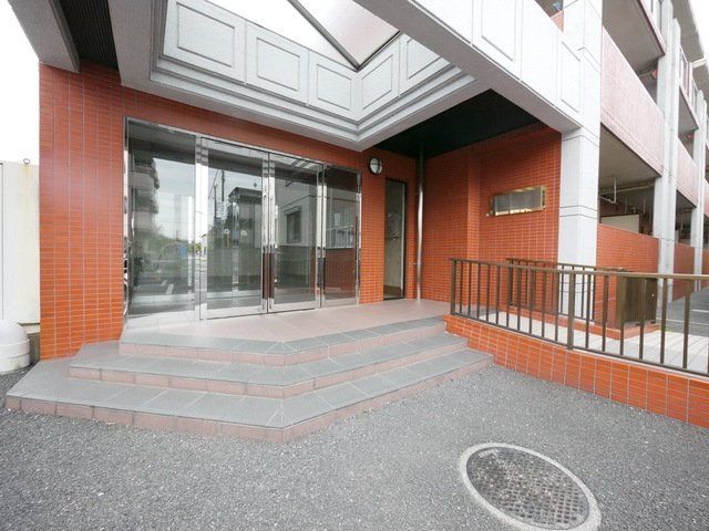 【さいたま市北区東大成町のマンションのエントランス】