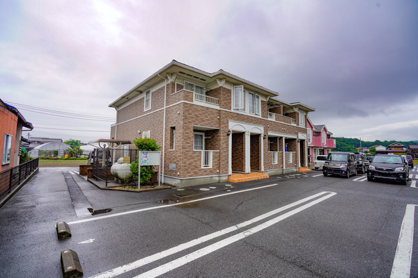 【岡山市東区西大寺新地のアパートの建物外観】