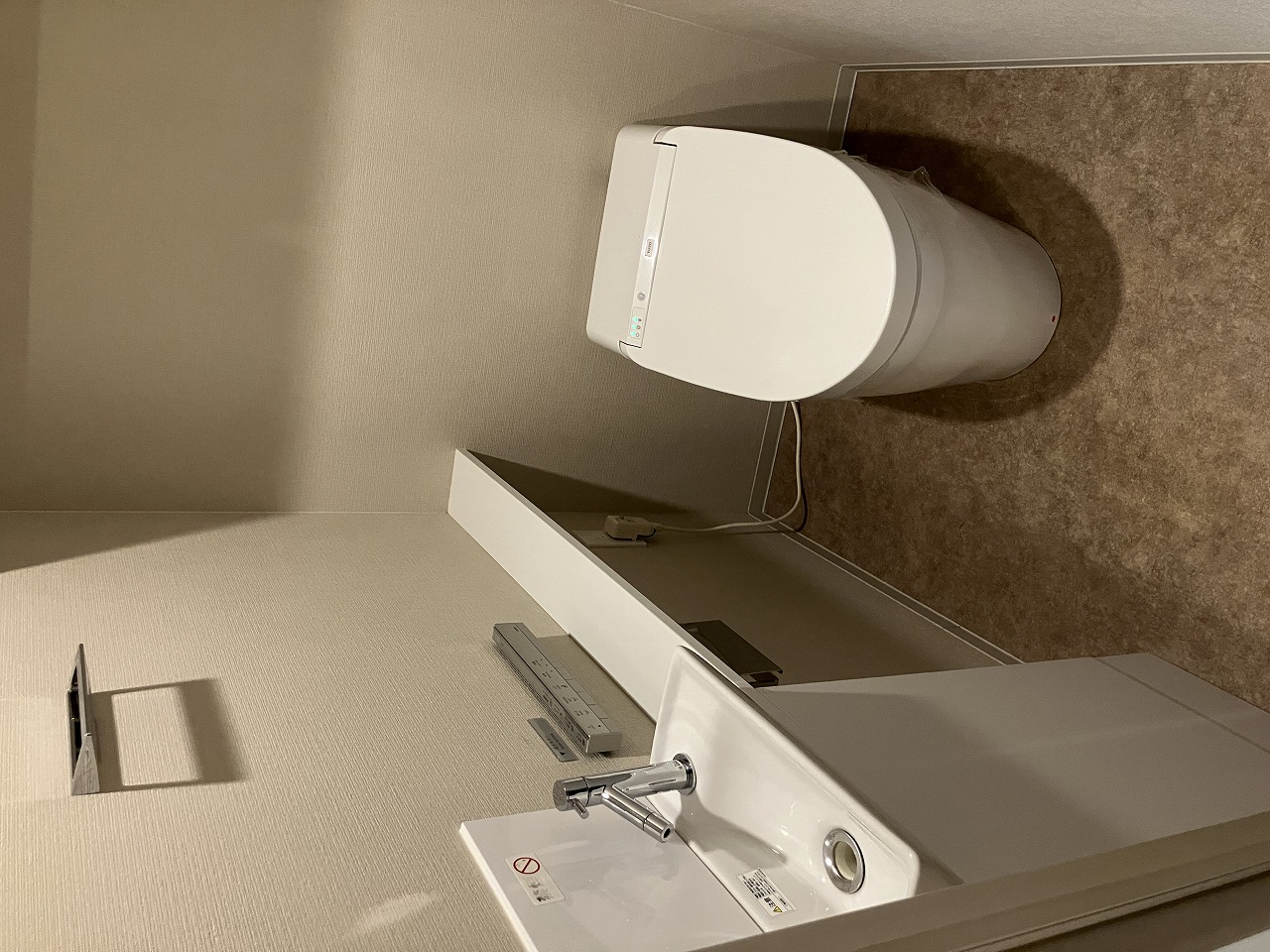 トイレ　温水洗浄便座・手洗い場付き