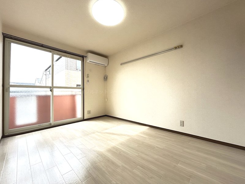 居室・リビング　写真は102号室です（参考）