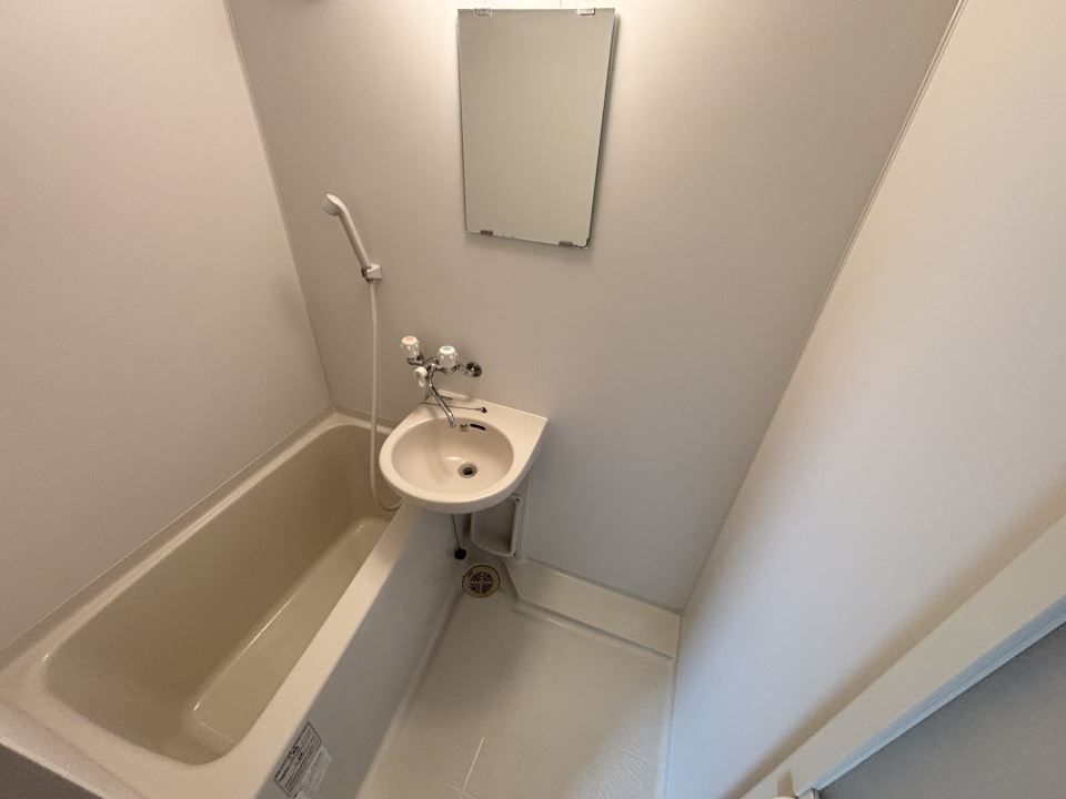 バス・シャワールーム　調理スペースあり、窓が２箇所あります