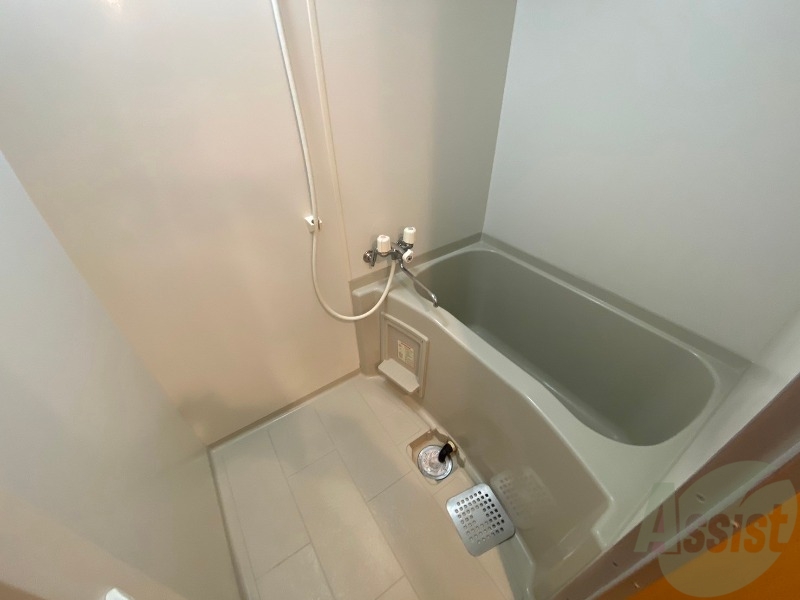 バス・シャワールーム　こちらはお風呂。一日の疲れをここで癒してください。