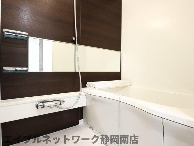 バス・シャワールーム　コンパクトで使いやすいお風呂です