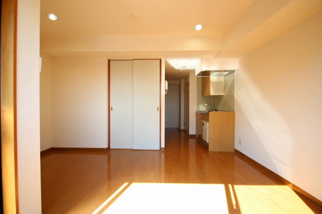 居室・リビング　同物件別室です。