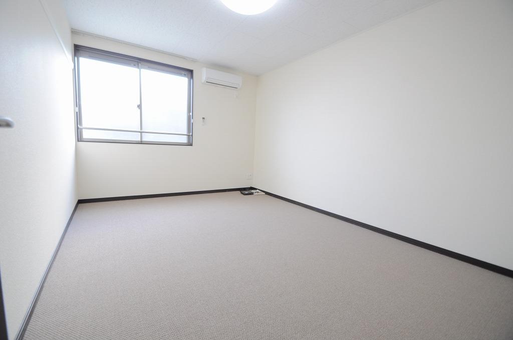 居室・リビング　2階のお部屋です。実際は家具付きです。