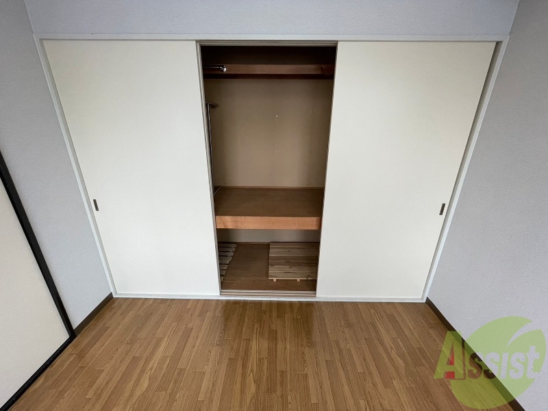 収納　クローゼットは奥行きもあり、荷物が多い方でも安心です。