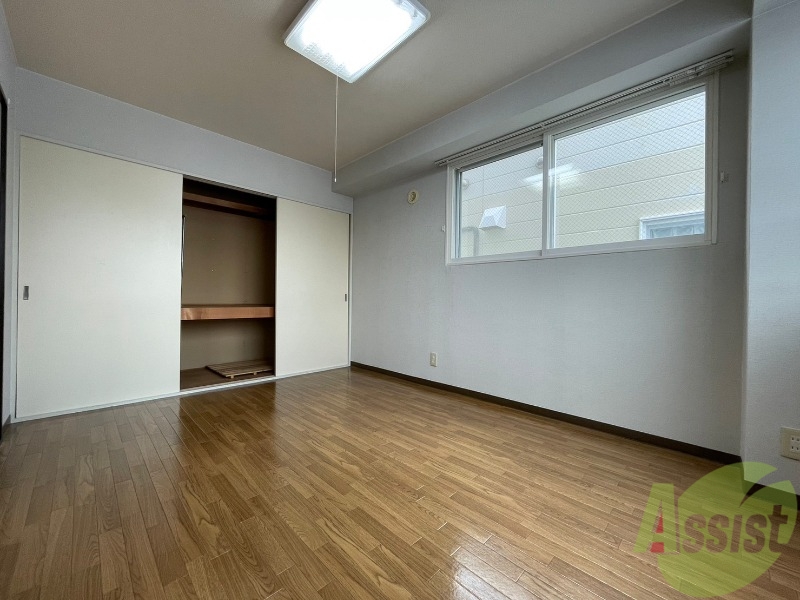 その他部屋・スペース　戸を閉めるとリビングと区切られた寝室にすることができますよ。