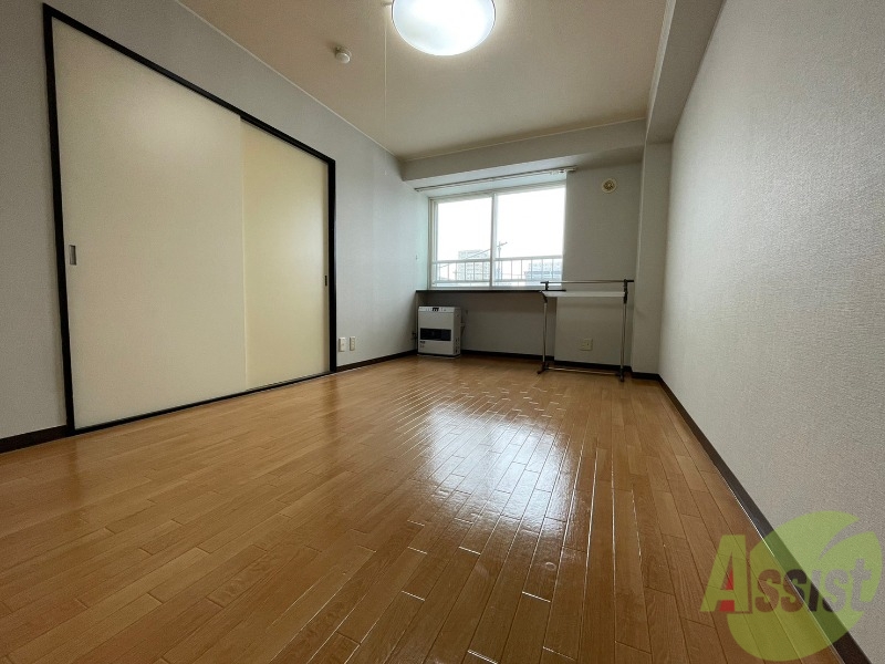 居室・リビング　木目のフローリングは落ち着きのある印象のお部屋になりますね。