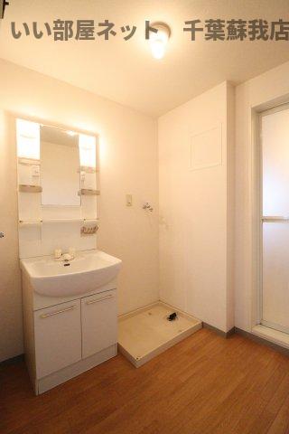 洗面設備　明るい洗面所です