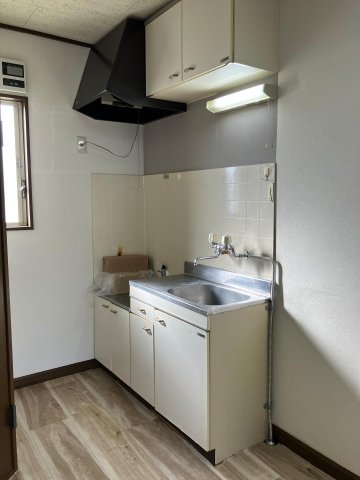 キッチン　キッチン横にも小窓が付いています。